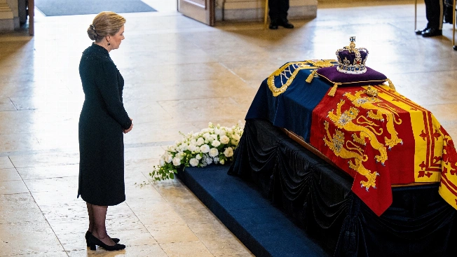 Queen Sonia stands alone at King Harald V funeral in Oslo RUSSPAIN.com