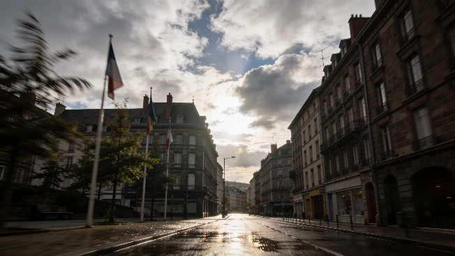 Heavy Clouds and Strong Winds Shape Béthune's Weather RUSSPAIN.com
