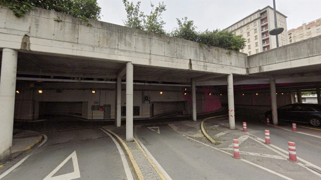Driver Strands Car on Median After Parking Exit in Ferrol RUSSPAIN.com
