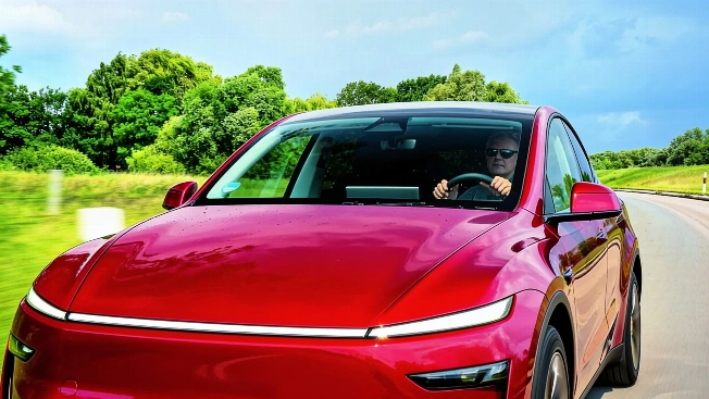 Tesla Model Y Outpaces Rivals in Real-World Highway Range Test RUSSPAIN.com