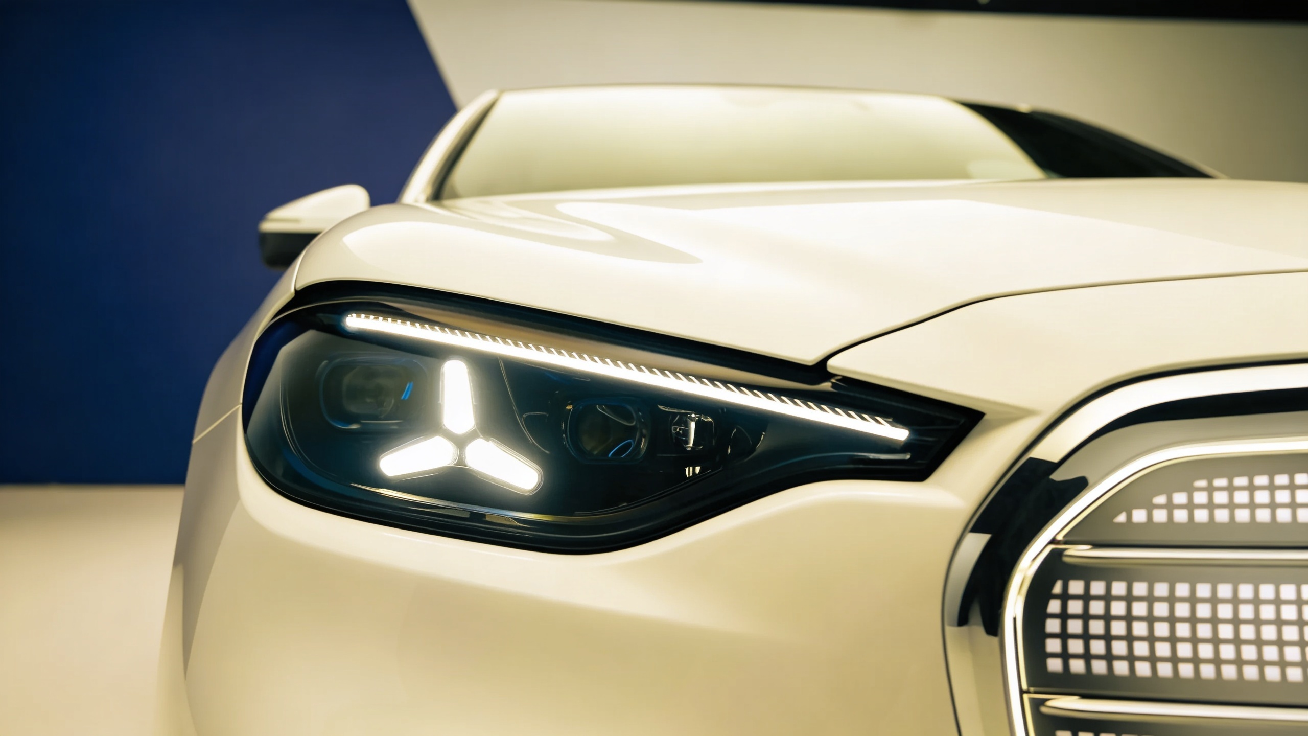 The new Mercedes Clase C 2026 grille: 1,050 dots, hidden sensors, and a striking design RUSSPAIN.com