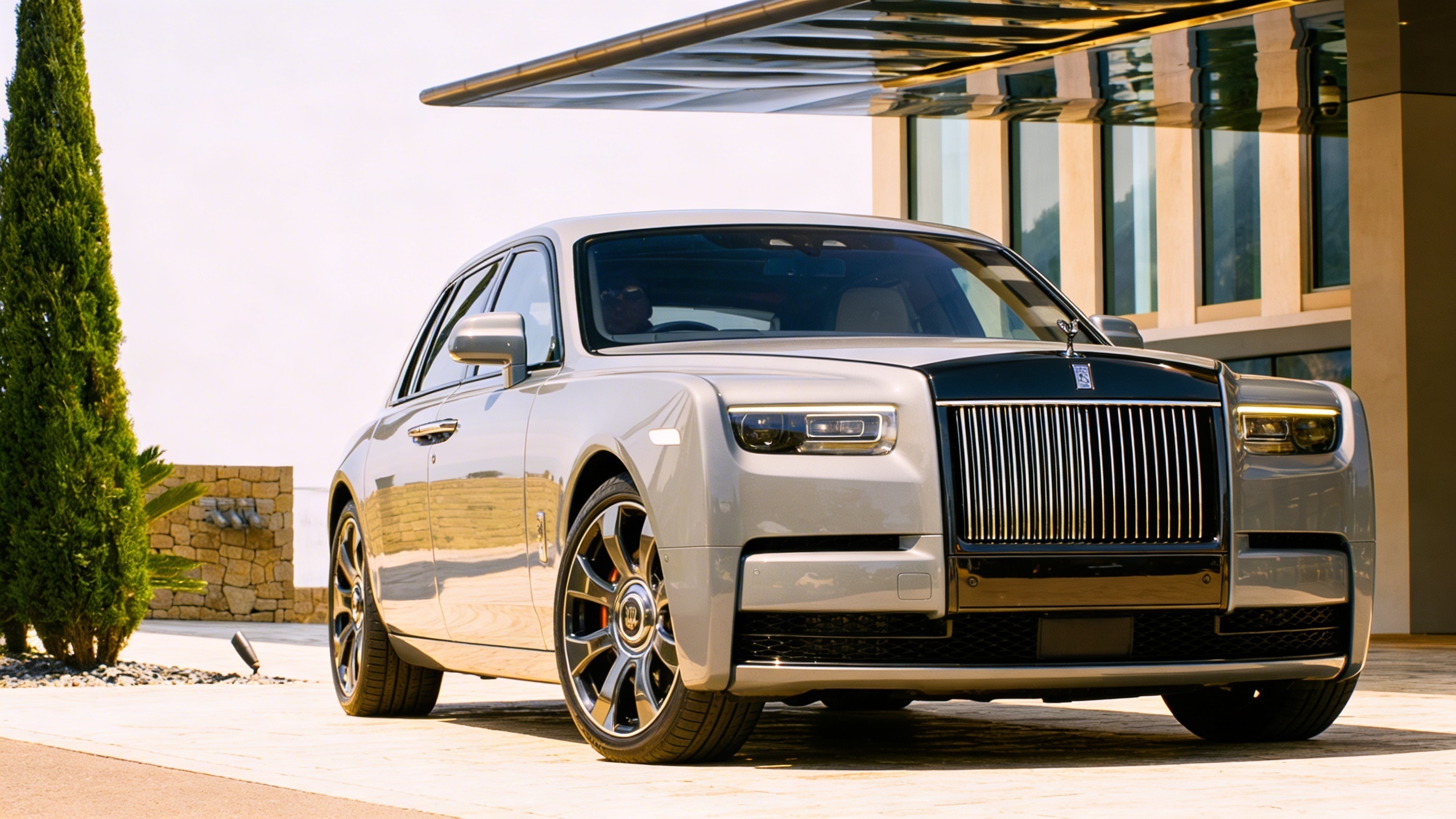 Rolls-Royce surprises with V12 comeback as electric cars take a back seat RUSSPAIN.com