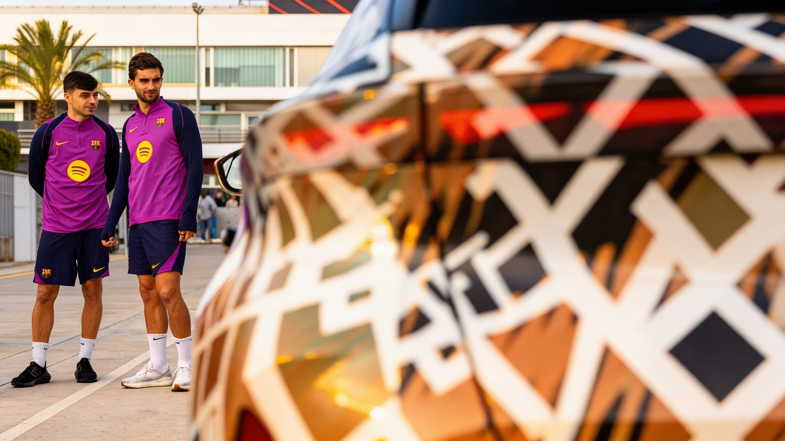 Unexpected twist: Barcelona players get hands-on with a brand new 26,000 euro electric car, promising surprises and behind-the-scenes insights RUSSPAIN.com