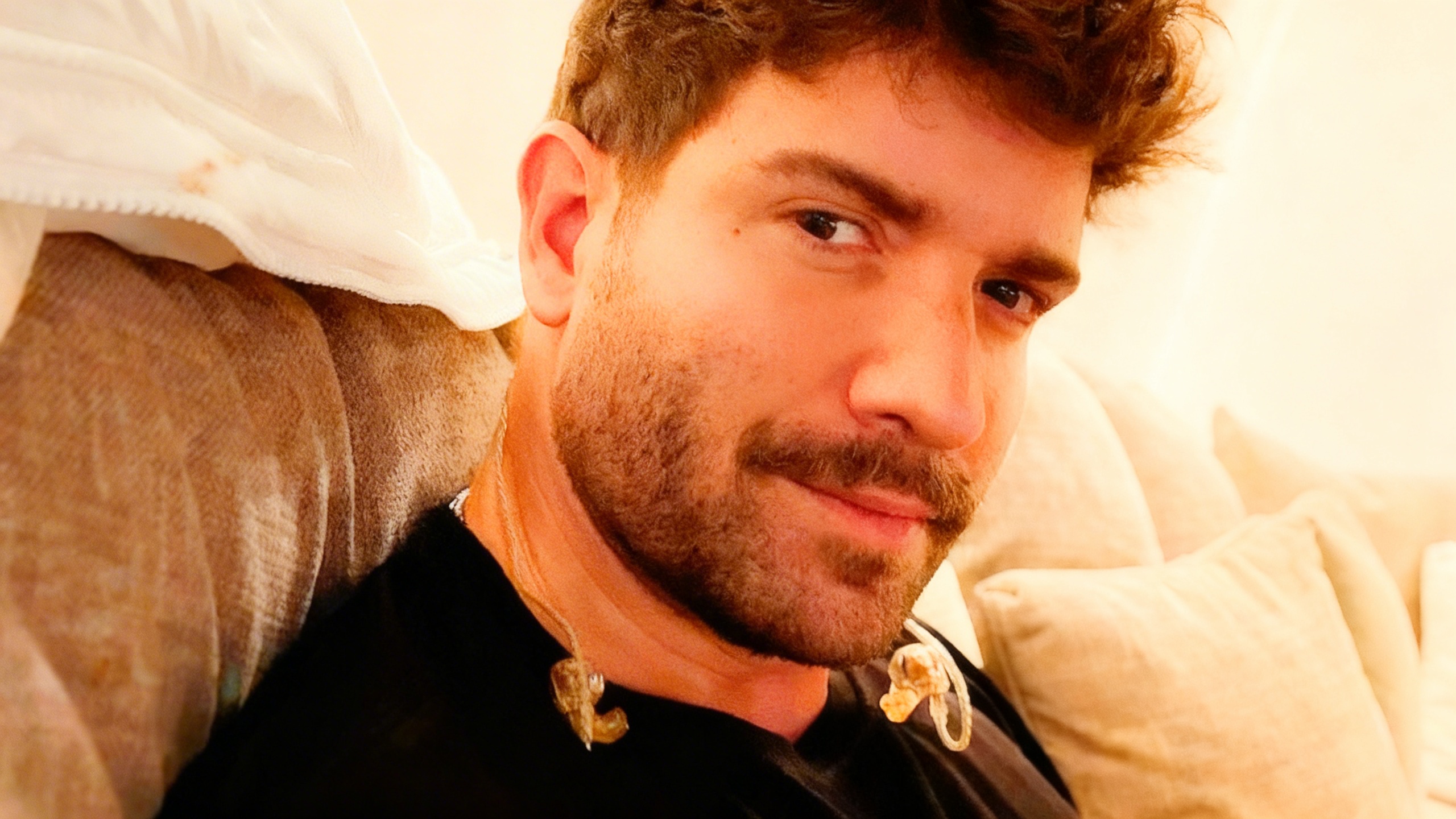 A photo of Pablo Alborán and Juan Sesma sparks online discussion RUSSPAIN.com
