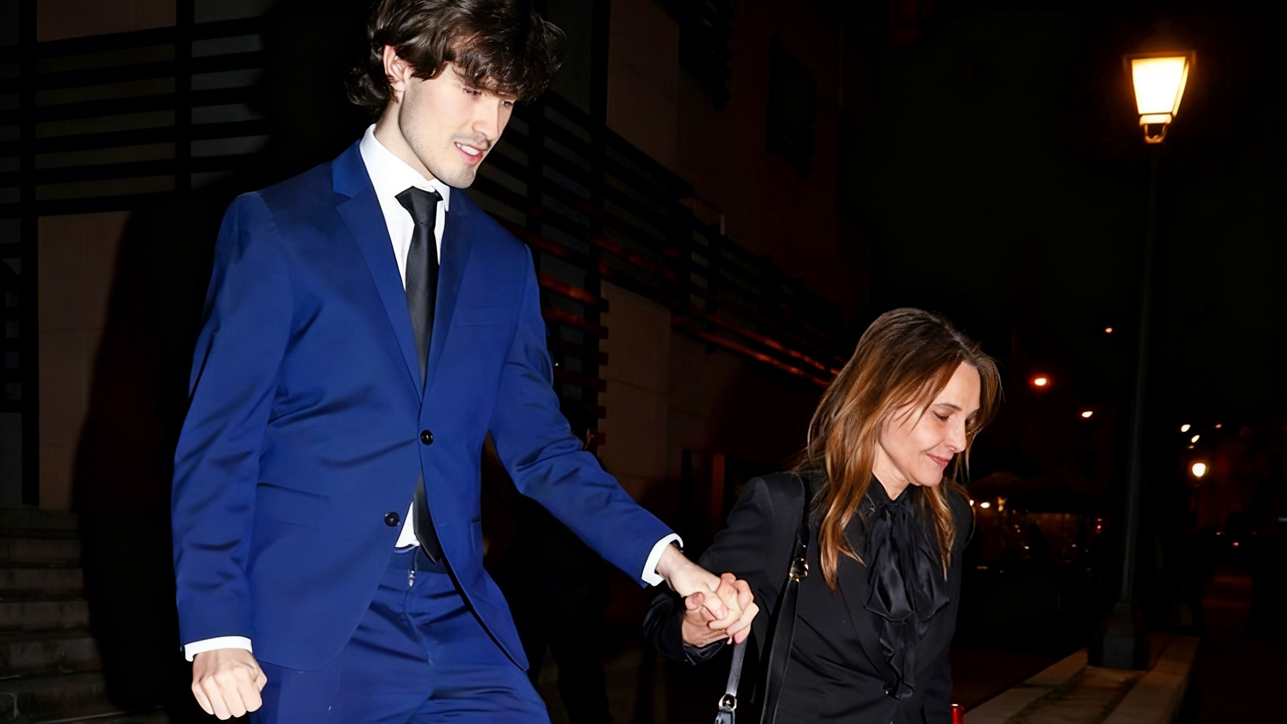 Fernando Ónega's youngest son carries his father's portrait at the Madrid farewell RUSSPAIN.com