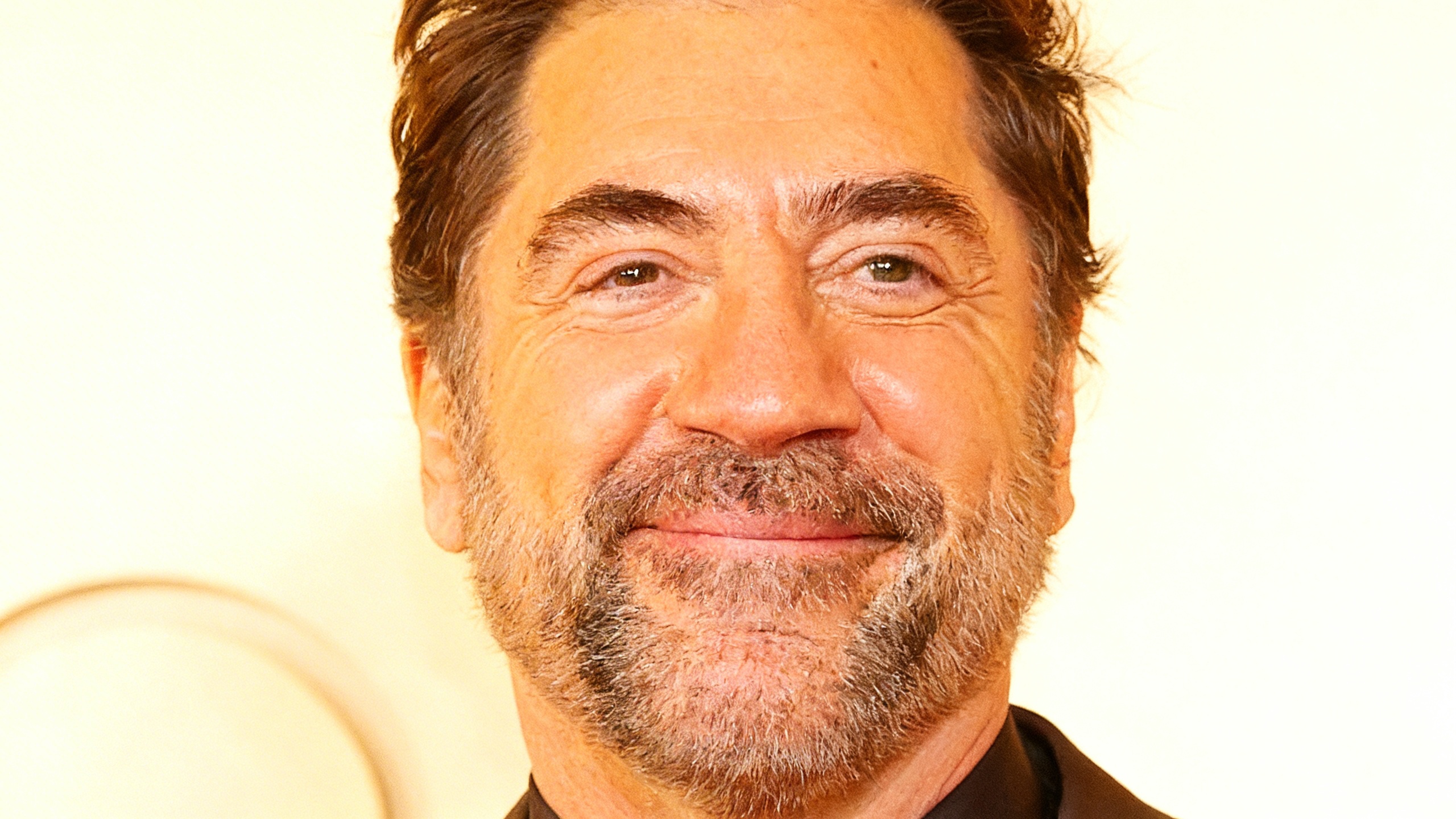 Javier Bardem honors his mother with a photo and pins in Oscar 2026 appearance RUSSPAIN.com