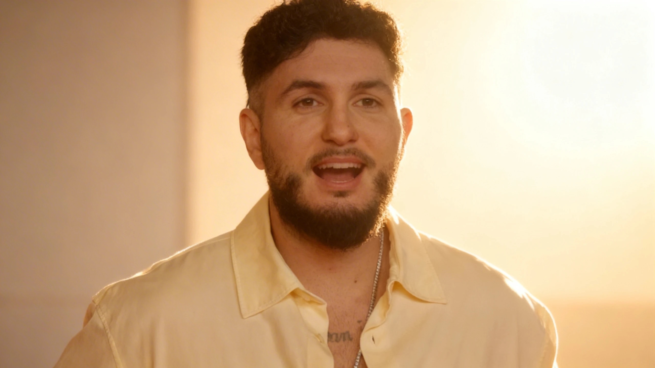 Why the singer chose family over luxury RUSSPAIN.com