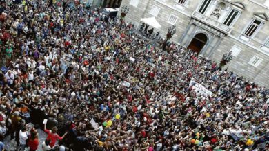 La plaza de Sant Jaume llena de gente. (Àlex Garcia)