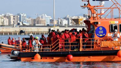 Salvamento Marítimo traslada al puerto de Almería a 58 personas, rescatadas en el mar de Alborán el 27 de diciembre. CARLOS BARBA EFE
