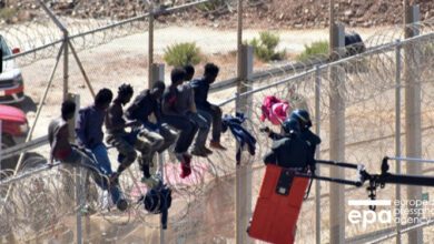 Пограничники снимают мигрантов-нелегалов со стены между Марокко и испанским анклавом Сеута в Африке