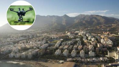 Los drones no tienen permitido superar los 120 metros de altura. A la izquierda, el modelo Yuneec Typhoon H Pro con cámara térmica adquirido para la Policía Local. / SUR