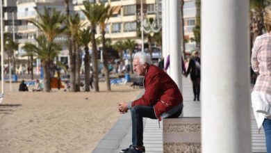 Un anciano extranjero en la playa de Levante de Benidorm, en imagen de archivo.