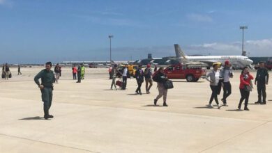 Los pasajeros del avión de la compañía Vueling que ha aterrizado de emergencia en el aeropuerto de Barcelona por una falsa amenaza de bomba