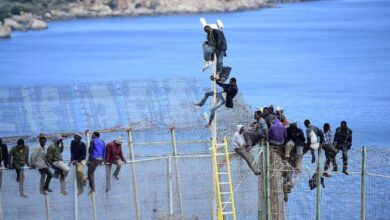 12.05.2019 / Из сотни нелегалов 52 смогли перемахнуть через ограждение в Мелилью