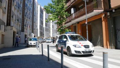 Un vehículo de los Mossos d’Esquadra delante del edificio de la calle Burriac del barrio de Cerdanyola de Mataró, donde ha aparecido muerta una niña de 13 años (Jordi Pujolar / ACN)