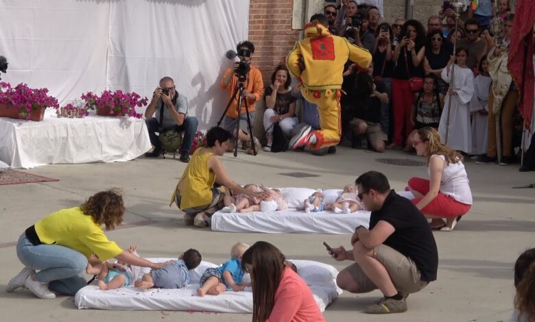 В Испании прошел праздник прыжков через младенцев