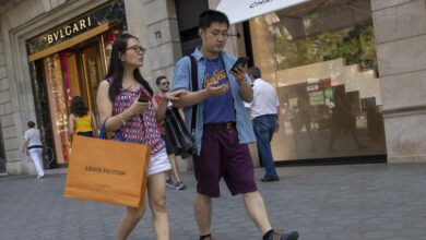 Turistas paseando por el Passeig de Gràcia de Barcelona. (Mané Espinosa)
