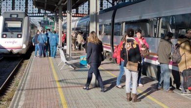 Viajeros subiendo a un tren de Renfe