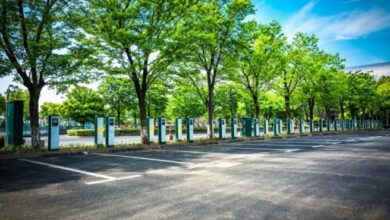 Un aparcamiento de carga para coches eléctricos.