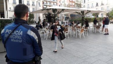Un policía, durante el estado de alarma en España.EFE