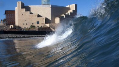 Olas junto al auditorio Alfredo Kraus, en Las Palmas de Gran Canaria