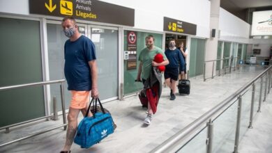 Аэропорт / Turistas llegando a l aeropuerto de Tenerife Sur