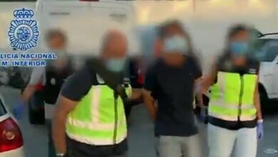 El detenido, escoltado por la Policía Nacional