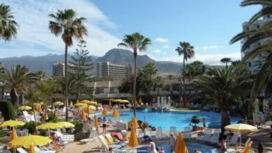 Канары. Туризм. Отель с бассейном.