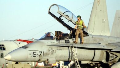 Военный аэродром, механик на F-18 / Un mecánico militar en un F-18 español.