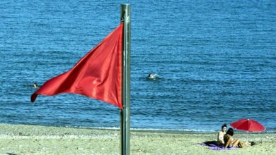 Красный флаг предупреждает об опасности купания на пляже в Барселоне / Bandera roja en la plata de la Nova Icària, este viernes. / FERRAN SENDRA