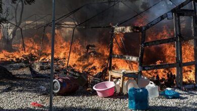 Горящие хижины в лагере беженцев в Мории на греческом острове Лесбос