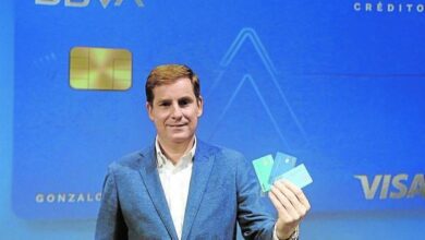 Gonzalo Rodríguez presenta la nueva tarjeta Aqua de la entidad. / BBVA