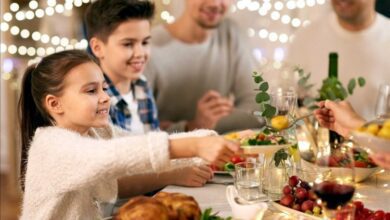 Дети празднуют Рождество / Dos niños, en una comida de Navidad