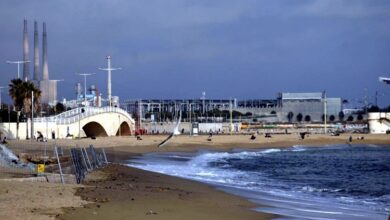 Пляжи Барселоны теряют песок / La playa de la Mar Bella, en Barcelona, este lunes por la mañana.