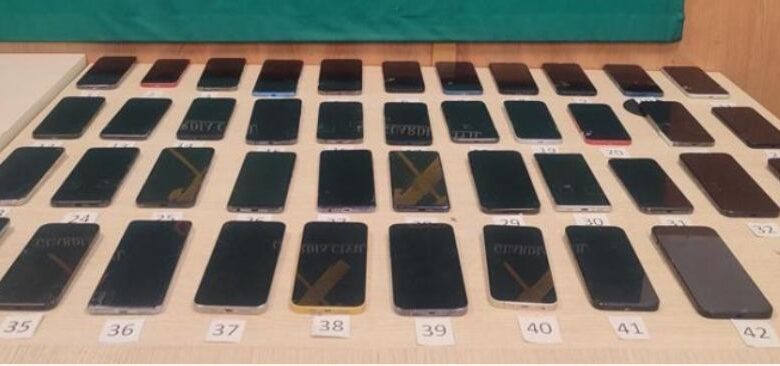 В аэропорту Барселоны арестовали пассажира с 42 телефонами в багаже