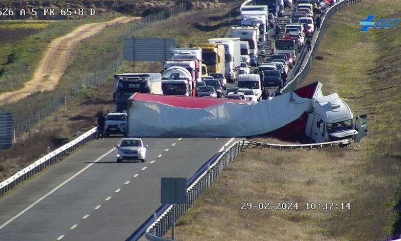 Фура перегородила дорогу на трассе А-5 в Толедо