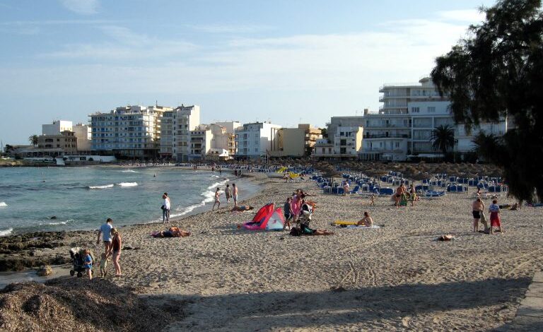 Пьяный турист уснул на балконе в Майорке и упал