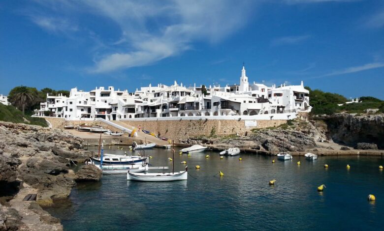 Туристов ограничили в посещении городка на Менорке