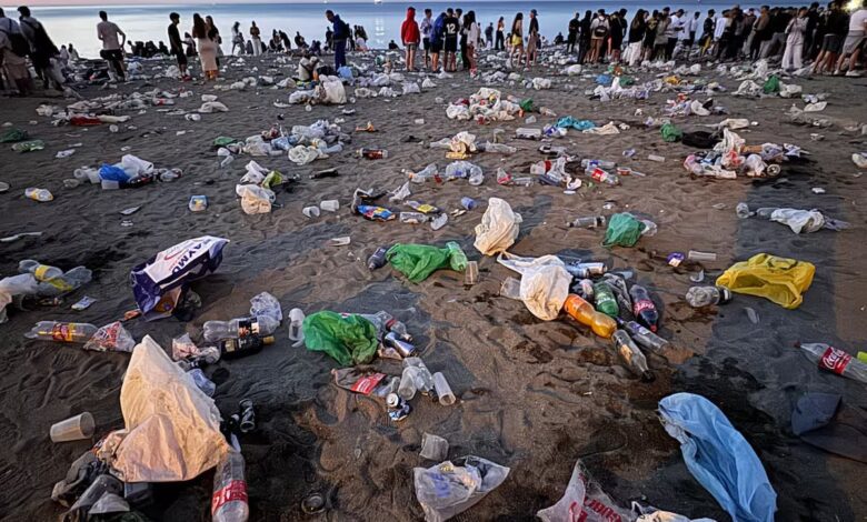 Тонны мусора нашли на пляжах Малаги после ночи Сан-Хуана