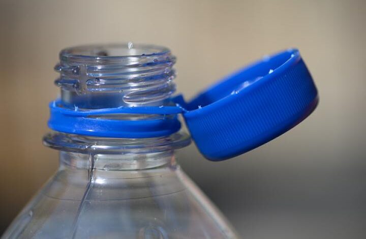 Крышки теперь прикрепляются к пластиковым бутылкам в Испании