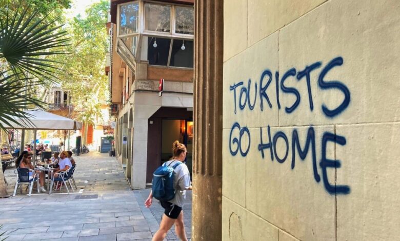 «Туристы, убирайтесь домой»: Как Испания борется с чрезмерным туризмом