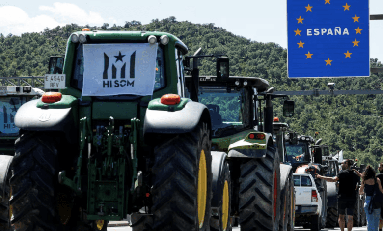 Фермеры заблокировали движение у границы с Францией