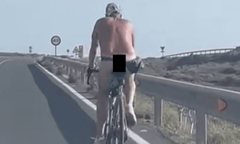 Голый турист проехался на велосипеде по Лансароте