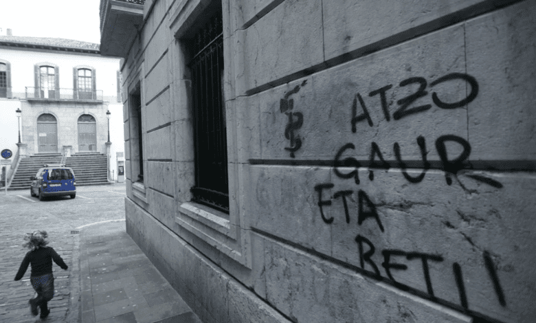 Испания депортировала иностранца за надписи в поддержку запрещенной группировки