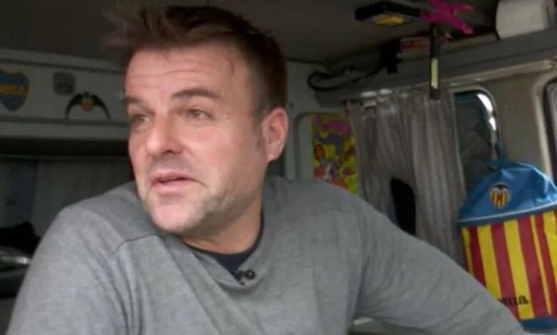 Житель Валенсии живет в фургоне из-за окупас в его доме