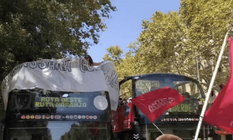 Активисты блокируют автобусы с туристами в Барселоне