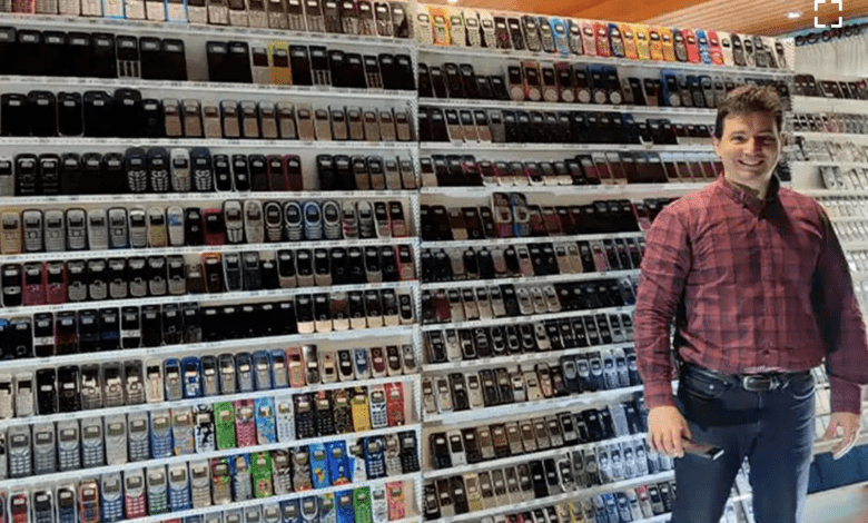 Испанский фанат Nokia собрал огромную коллекцию мобильных телефонов
