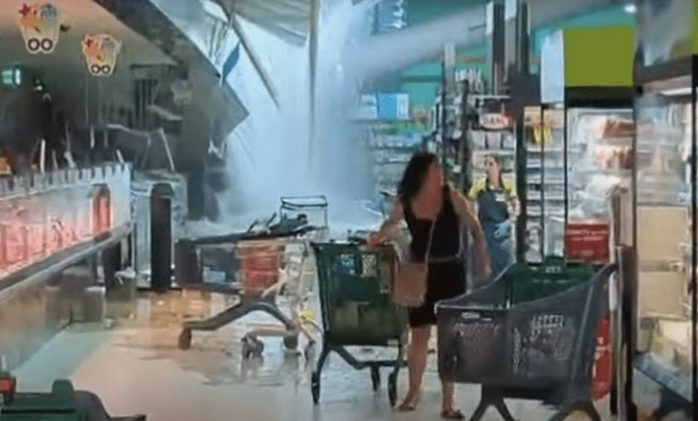 В Валенсии обрушилась крыша супермаркета из-за ливня