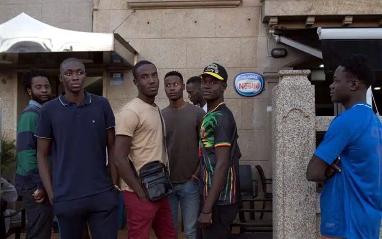 В Испании снова размещают нелегалов в отелях пока подбирают им другое жильё