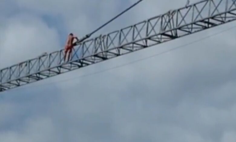 Пьяный турист залез на строительный кран на Ибице